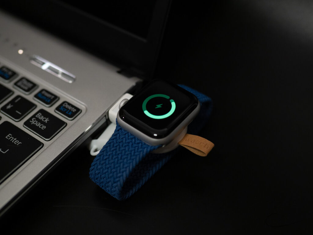 Apple Watchを最も手軽に充電するためのUSB充電器。ケーブルレスで持ち運びもGood！ - rawblog